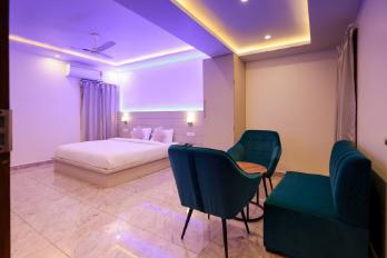 Green Hills Hotel room